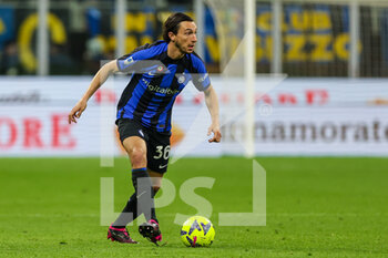 2023-04-15 - Matteo Darmian of FC Internazionale in action during Serie A 2022/23 football match between FC Internazionale and AC Monza at Giuseppe Meazza Stadium, Milan, Italy on April 15, 2023 - INTER - FC INTERNAZIONALE VS AC MONZA - ITALIAN SERIE A - SOCCER