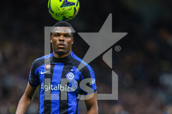 2023-04-15 - Denzel Dumfries of FC Internazionale in action during Serie A 2022/23 football match between FC Internazionale and AC Monza at Giuseppe Meazza Stadium, Milan, Italy on April 15, 2023 - INTER - FC INTERNAZIONALE VS AC MONZA - ITALIAN SERIE A - SOCCER
