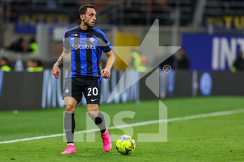 2023-04-15 - Hakan Calhanoglu of FC Internazionale in action during Serie A 2022/23 football match between FC Internazionale and AC Monza at Giuseppe Meazza Stadium, Milan, Italy on April 15, 2023 - INTER - FC INTERNAZIONALE VS AC MONZA - ITALIAN SERIE A - SOCCER