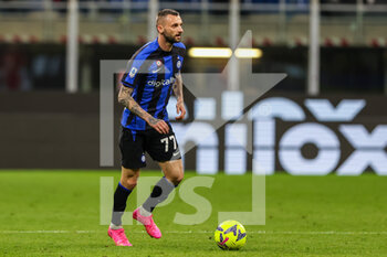 2023-04-15 - Marcelo Brozovic of FC Internazionale in action during Serie A 2022/23 football match between FC Internazionale and AC Monza at Giuseppe Meazza Stadium, Milan, Italy on April 15, 2023 - INTER - FC INTERNAZIONALE VS AC MONZA - ITALIAN SERIE A - SOCCER