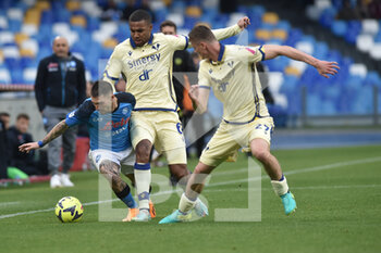 2023-04-15 - Adrien Tameze of Hellas Verona FC  competes for the ball with Matteo Politano of SSC Napoli   during the Serie A match between SSC Napoli vs Hellas Verona at Diego Armando Maradona Stadium  - SSC NAPOLI VS HELLAS VERONA - ITALIAN SERIE A - SOCCER