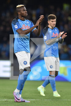 2023-04-15 - Victor Osimhen of SSC Napoli  greet the fans at the end of the match  during the Serie A match between SSC Napoli vs Hellas Verona at Diego Armando Maradona Stadium  - SSC NAPOLI VS HELLAS VERONA - ITALIAN SERIE A - SOCCER