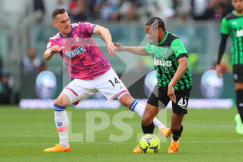 2023-04-16 - Armand Laurienté of U.S. Sassuolo Calcio competes for the ball with Arkadiusz Milik of Juventus F.C. during the Serie A match between U.S. Sassuolo Calcio and Juventus F.C. at Mapei Stadium-Città del Tricolore on April 16, 2023 in Reggio Emilia, Italy. - US SASSUOLO VS JUVENTUS FC - ITALIAN SERIE A - SOCCER