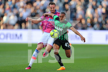 2023-04-16 - Armand Laurienté of U.S. Sassuolo Calcio competes for the ball with Federico Gatti of Juventus F.C. during the Serie A match between U.S. Sassuolo Calcio and Juventus F.C. at Mapei Stadium-Città del Tricolore on April 16, 2023 in Reggio Emilia, Italy. - US SASSUOLO VS JUVENTUS FC - ITALIAN SERIE A - SOCCER