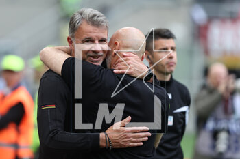 2023-04-23 - Marco Baroni Head Coach of US Lecce hugs Stefano Pioli Head Coach of AC Milan during Serie A 2022/23 football match between AC Milan and US Lecce at San Siro Stadium, Milan, Italy on April 23, 2023 - AC MILAN VS US LECCE - ITALIAN SERIE A - SOCCER
