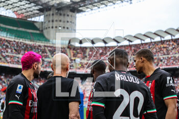 2023-04-23 - Stefano Pioli Head Coach of AC Milan talks to AC Milan players during Serie A 2022/23 football match between AC Milan and US Lecce at San Siro Stadium, Milan, Italy on April 23, 2023 - AC MILAN VS US LECCE - ITALIAN SERIE A - SOCCER