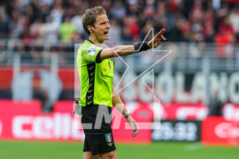 2023-04-23 - Referee Daniele Chiffi gestures during Serie A 2022/23 football match between AC Milan and US Lecce at San Siro Stadium, Milan, Italy on April 23, 2023 - AC MILAN VS US LECCE - ITALIAN SERIE A - SOCCER
