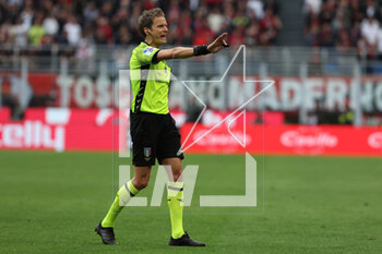 2023-04-23 - Referee Daniele Chiffi in action during Serie A 2022/23 football match between AC Milan and US Lecce at San Siro Stadium, Milan, Italy on April 23, 2023 - AC MILAN VS US LECCE - ITALIAN SERIE A - SOCCER