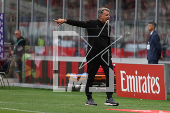 2023-04-23 - Marco Baroni Head Coach of US Lecce gestures during Serie A 2022/23 football match between AC Milan and US Lecce at San Siro Stadium, Milan, Italy on April 23, 2023 - AC MILAN VS US LECCE - ITALIAN SERIE A - SOCCER
