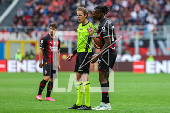 2023-04-23 - Rafael Leao of AC Milan protests with Referee Daniele Chiffi during Serie A 2022/23 football match between AC Milan and US Lecce at San Siro Stadium, Milan, Italy on April 23, 2023 - AC MILAN VS US LECCE - ITALIAN SERIE A - SOCCER