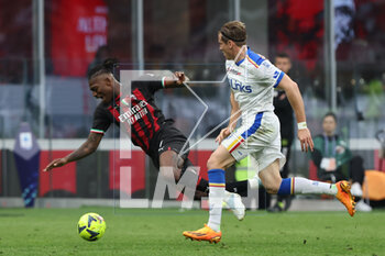 2023-04-23 - Rafael Leao of AC Milan competes for the ball with Federico Baschirotto of US Lecce during Serie A 2022/23 football match between AC Milan and US Lecce at San Siro Stadium, Milan, Italy on April 23, 2023 - AC MILAN VS US LECCE - ITALIAN SERIE A - SOCCER