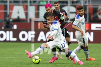 2023-04-23 - Gabriel Strefezza of US Lecce competes for the ball with Theo Hernandez of AC Milan during Serie A 2022/23 football match between AC Milan and US Lecce at San Siro Stadium, Milan, Italy on April 23, 2023 - AC MILAN VS US LECCE - ITALIAN SERIE A - SOCCER