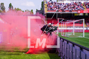 2023-04-23 - A smoke bomb thrown by fans on the edge of the pitch - AC MONZA VS ACF FIORENTINA - ITALIAN SERIE A - SOCCER