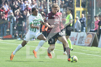 2023-04-22 - Matteo Lovato of US Salernitana  competes for the ball with Armand Lauriente of  US Sassuolo Calcio  during the Serie A match between US Salernitana 1919 vs US Sassuolo  Calcio  at Arechi  Stadium  - US SALERNITANA VS US SASSUOLO - ITALIAN SERIE A - SOCCER
