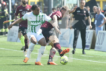 2023-04-22 - Matteo Lovato of US Salernitana  competes for the ball with Armand Lauriente of  US Sassuolo Calcio  during the Serie A match between US Salernitana 1919 vs US Sassuolo  Calcio  at Arechi  Stadium  - US SALERNITANA VS US SASSUOLO - ITALIAN SERIE A - SOCCER