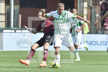 2023-04-22 - Domagoj Bradaric of US Salernitana  competes for the ball with  Davide Frattesi of  US Sassuolo Calcio during the Serie A match between 
US Salernitana 1919 vs US Sassuolo Calcio  at Arechi  Stadium  - US SALERNITANA VS US SASSUOLO - ITALIAN SERIE A - SOCCER