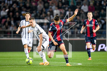 2023-04-30 - Juventus's Arkadiusz Milik in action against Bologna's Nikola Moro - BOLOGNA FC VS JUVENTUS FC - ITALIAN SERIE A - SOCCER