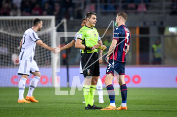 2023-04-30 - The referee of the match Simone Sozza shows yellow card to Bologna's Stefan Posch - BOLOGNA FC VS JUVENTUS FC - ITALIAN SERIE A - SOCCER