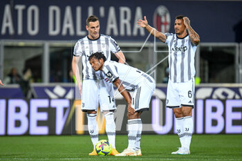 2023-04-30 - Juventus's Arkadiusz Milik at free kick with Juventus's Juan Cuadrado and Juventus's Luiz da Silva Danilo - BOLOGNA FC VS JUVENTUS FC - ITALIAN SERIE A - SOCCER