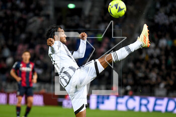 2023-04-30 - Juventus's Juan Cuadrado in acrobatic action - BOLOGNA FC VS JUVENTUS FC - ITALIAN SERIE A - SOCCER