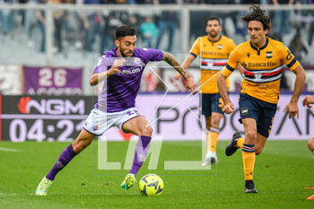 2023-04-30 - Fiorentina's Nicolas Gonzalez hampered by Sampdoria's Tommaso Augello - ACF FIORENTINA VS UC SAMPDORIA - ITALIAN SERIE A - SOCCER
