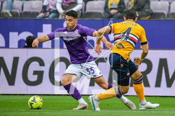 2023-04-30 - Fiorentina's Riccardo Sottil hampered by Sampdoria's Koray Gunter - ACF FIORENTINA VS UC SAMPDORIA - ITALIAN SERIE A - SOCCER