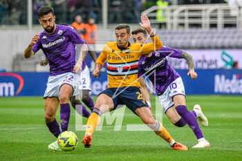 2023-04-30 - Sampdoria's Harry Winks fights for the ball against Fiorentina's Gaetano Castrovilli and Fiorentina's Nicolas Gonzalez - ACF FIORENTINA VS UC SAMPDORIA - ITALIAN SERIE A - SOCCER