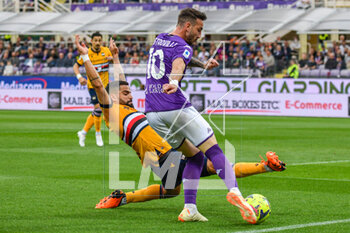 2023-04-30 - Fiorentina's Gaetano Castrovilli hampered by Sampdoria's Tomas Rincon - ACF FIORENTINA VS UC SAMPDORIA - ITALIAN SERIE A - SOCCER