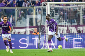 2023-04-30 - Fiorentina's Alfred Duncan celebrates with teammates after scoring the 3-0 goal - ACF FIORENTINA VS UC SAMPDORIA - ITALIAN SERIE A - SOCCER