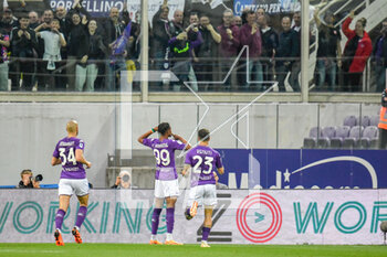 2023-04-30 - Fiorentina's Christian Kouame celebrates with teammates after scoring the 4-0 goal - ACF FIORENTINA VS UC SAMPDORIA - ITALIAN SERIE A - SOCCER