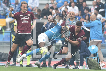 2023-04-30 - Flavius Daniliuc of US Salernitana competes for the ball with Victor Osimhen of SSC Napoli during the Serie A match between SSC Napoli vs US Salernitana 1919 at Diego Armando Maradano Stadium - SSC NAPOLI VS US SALERNITANA - ITALIAN SERIE A - SOCCER