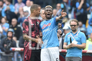 2023-04-30 - William Ekongo of US Salernitana console at the end of the game Victor Osimhen of SSC Napoli during the Serie A match between SSC Napoli vs US Salernitana 1919 at Diego Armando Maradano Stadium - SSC NAPOLI VS US SALERNITANA - ITALIAN SERIE A - SOCCER