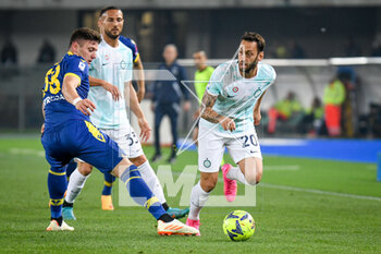 2023-05-03 - Inter's Hakan Calhanoglu in action against Verona's Oliver Abildgaard Nielsen - HELLAS VERONA FC VS INTER - FC INTERNAZIONALE - ITALIAN SERIE A - SOCCER
