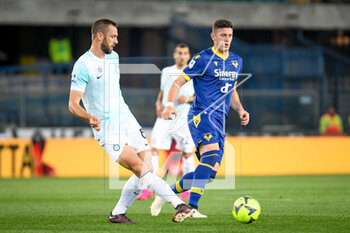 2023-05-03 - Inter's Stefan de Vrij in action against Verona's Striker Gaich - HELLAS VERONA FC VS INTER - FC INTERNAZIONALE - ITALIAN SERIE A - SOCCER