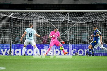 2023-05-03 - Verona's Lorenzo Montipo saves a goal by Inter's Stefan de Vrij - HELLAS VERONA FC VS INTER - FC INTERNAZIONALE - ITALIAN SERIE A - SOCCER
