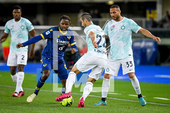 2023-05-03 - Verona's Adrien Tameze in action against Inter's Henrikh Mkhitaryan and Inter's Danilo D'Ambrosio - HELLAS VERONA FC VS INTER - FC INTERNAZIONALE - ITALIAN SERIE A - SOCCER