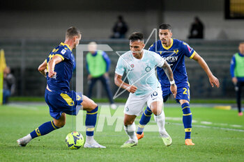 2023-05-03 - Verona's Oliver Abildgaard Nielsen in action against Inter's Lautaro Martinez - HELLAS VERONA FC VS INTER - FC INTERNAZIONALE - ITALIAN SERIE A - SOCCER