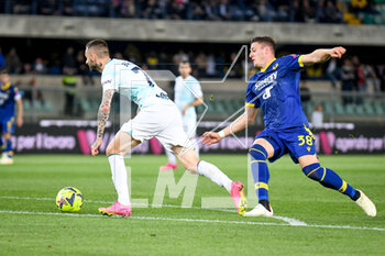 2023-05-03 - Inter's Marcelo Brozovic in action against Verona's Striker Gaich - HELLAS VERONA FC VS INTER - FC INTERNAZIONALE - ITALIAN SERIE A - SOCCER