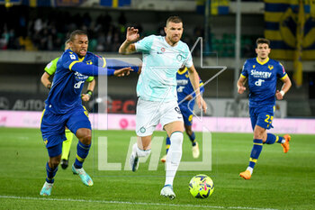 2023-05-03 - Inter's Edin Dzeko in action against Verona's Isak Hien - HELLAS VERONA FC VS INTER - FC INTERNAZIONALE - ITALIAN SERIE A - SOCCER