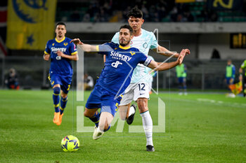 2023-05-03 - Verona's Davide Faraoni in action against Inter's Raoul Bellanova - HELLAS VERONA FC VS INTER - FC INTERNAZIONALE - ITALIAN SERIE A - SOCCER