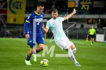 2023-05-03 - Verona's Diego Coppola in action against Inter's Edin Dzeko - HELLAS VERONA FC VS INTER - FC INTERNAZIONALE - ITALIAN SERIE A - SOCCER