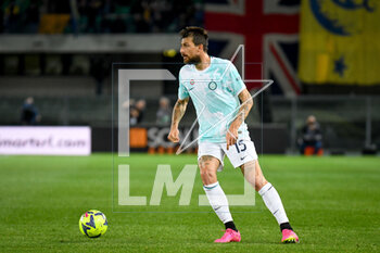 2023-05-03 - Inter's Francesco Acerbi portrait in action - HELLAS VERONA FC VS INTER - FC INTERNAZIONALE - ITALIAN SERIE A - SOCCER