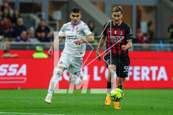 2023-05-03 - Alexis Saelemaekers of AC Milan competes for the ball with Johan Vasquez of US Cremonese during Serie A 2022/23 football match between AC Milan and US Cremonese at San Siro Stadium, Milan, Italy on May 03, 2023 - AC MILAN VS US CREMONESE - ITALIAN SERIE A - SOCCER