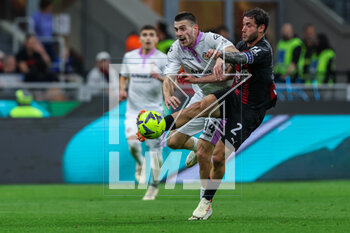 2023-05-03 - Davide Calabria of AC Milan competes for the ball with Luca Valzania of US Cremonese during Serie A 2022/23 football match between AC Milan and US Cremonese at San Siro Stadium, Milan, Italy on May 03, 2023 - AC MILAN VS US CREMONESE - ITALIAN SERIE A - SOCCER