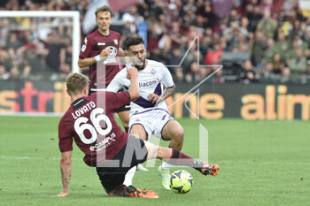 2023-05-03 - Matteo Lovato of US Salernitana competes for the ball with Nicolas Gonzale of ACF Fiorentina during the Serie A match between US Salernitana 1919 ACF Fiorentina at Arechi Stadium - US SALERNITANA VS ACF FIORENTINA - ITALIAN SERIE A - SOCCER