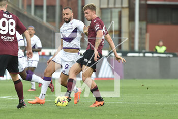 2023-05-03 - Nicolas Gonzales of ACF Fiorentina competes for the ball with Matteo Lovato of US Salernitana during the Serie A match between US Salernitana 1919 ACF Fiorentina at Arechi Stadium - US SALERNITANA VS ACF FIORENTINA - ITALIAN SERIE A - SOCCER