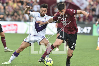 2023-05-03 - Flavius Daniliuc of US Salernitana competes for the ball with Nicolas Gonzalez of ACF Fiorentina during the Serie A match between US Salernitana 1919 ACF Fiorentina at Arechi Stadium - US SALERNITANA VS ACF FIORENTINA - ITALIAN SERIE A - SOCCER