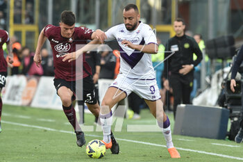 2023-05-03 - Nicolas Gonzales of ACF Fiorentina competes for the ball with Flavius Daniliuc of US Salernitana during the Serie A match between US Salernitana 1919 ACF Fiorentina at Arechi Stadium - US SALERNITANA VS ACF FIORENTINA - ITALIAN SERIE A - SOCCER
