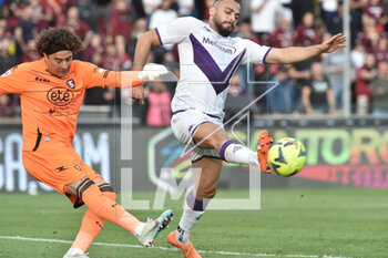 2023-05-03 - Guillermo Ochoa of US Salernitana competes for the ball with Nicolas Gonzales of ACF Fiorentina during the Serie A match between US Salernitana 1919 ACF Fiorentina at Arechi Stadium - US SALERNITANA VS ACF FIORENTINA - ITALIAN SERIE A - SOCCER