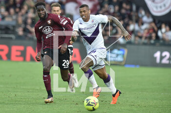 2023-05-03 - Boulaye Dia of US Salernitana competes for the ball with Cristian Kouame of ACF Fiorentina during the Serie A match between US Salernitana 1919 ACF Fiorentina at Arechi Stadium - US SALERNITANA VS ACF FIORENTINA - ITALIAN SERIE A - SOCCER